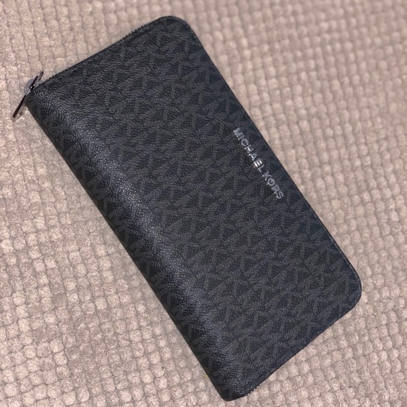 Michael Kors Handbags - ‼️Large Michael Kors Wallet - Like New‼️